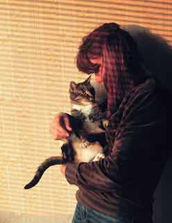 Flicka med katt
